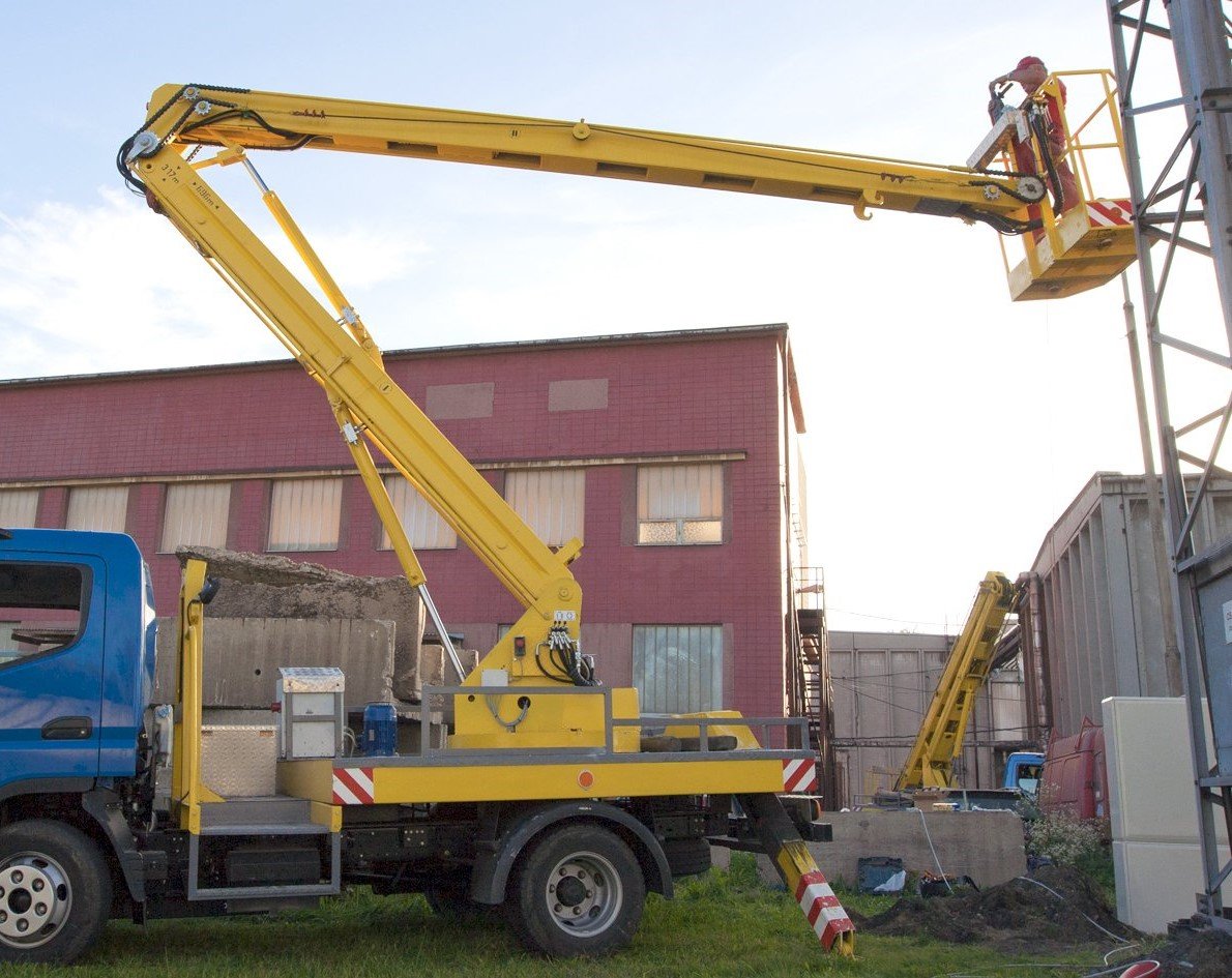 Montáž billboardů s plošinou
